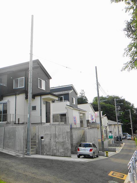 Local photos, including front road. Phase 1 all four buildings in one building sale is located in a quiet environment. Total together with the two adjacent phase two buildings 6 households of subdivision. First, Please feel free to contact us.