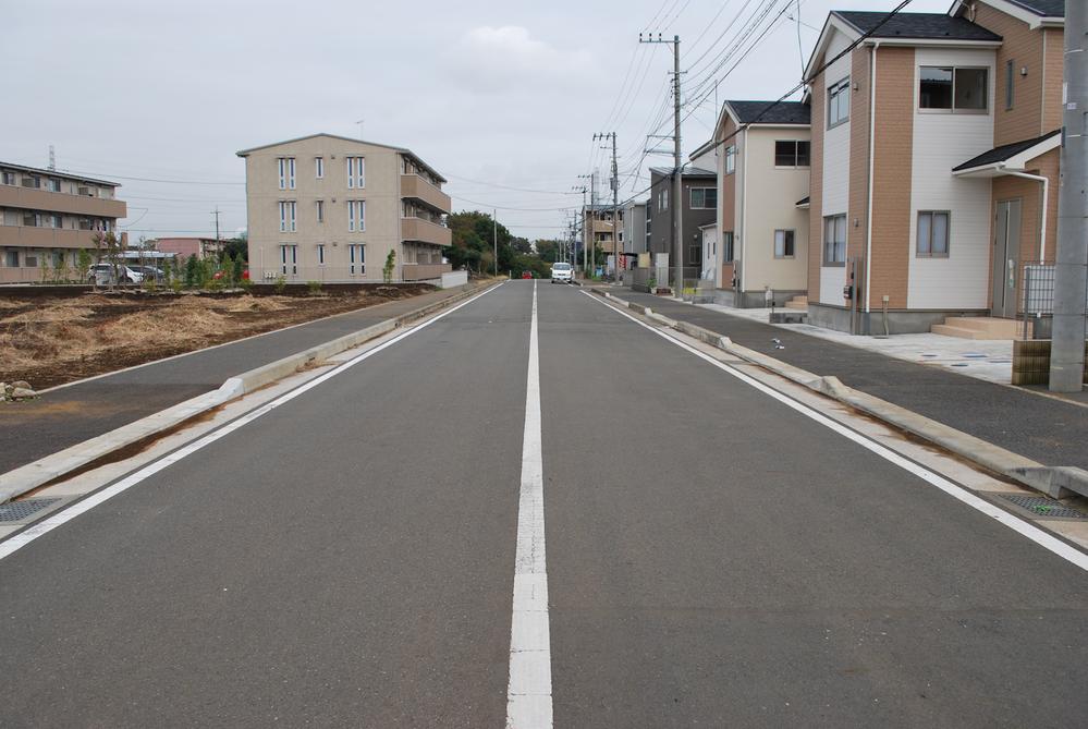 Local photos, including front road. Local shooting