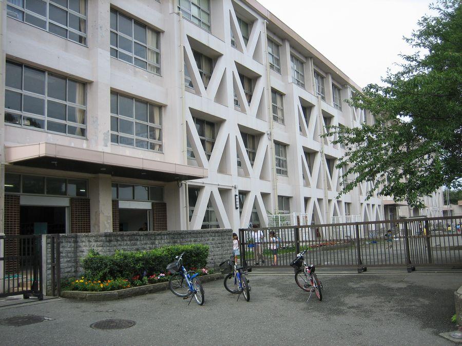 Primary school. Fujisawa City Takaya to elementary school 200m
