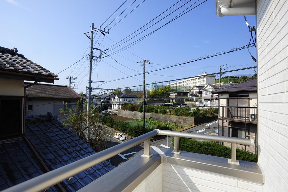 Balcony. Balcony overlooking the many remain calm streets of the green. Since the southwest side with a balcony is provided with a parking lot is a good per yang! 