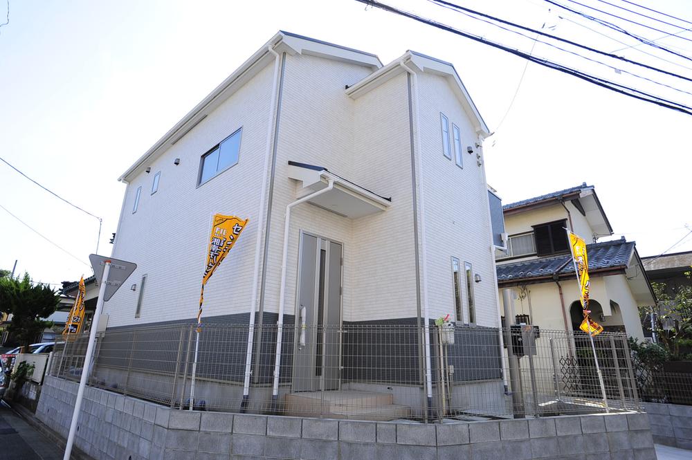 Local appearance photo. Open feeling of a lot of corner lot!  Forever simple appearance will pull the eye to be loved. 2 car happy car space! 