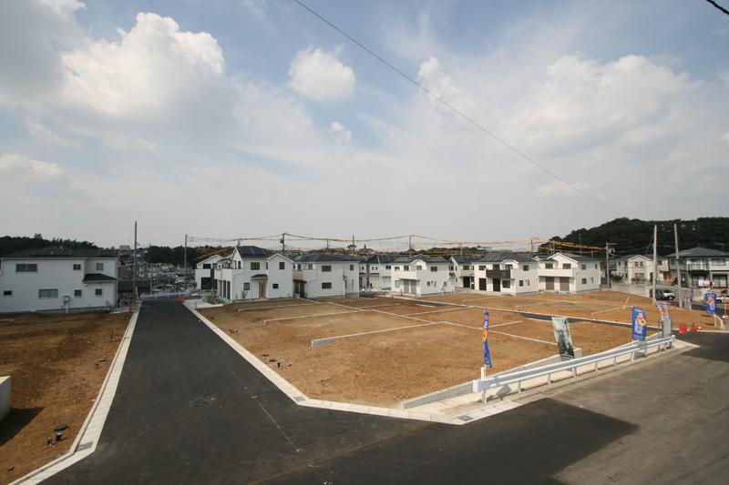 Local photos, including front road. Wonderful streets with a sense of liberation