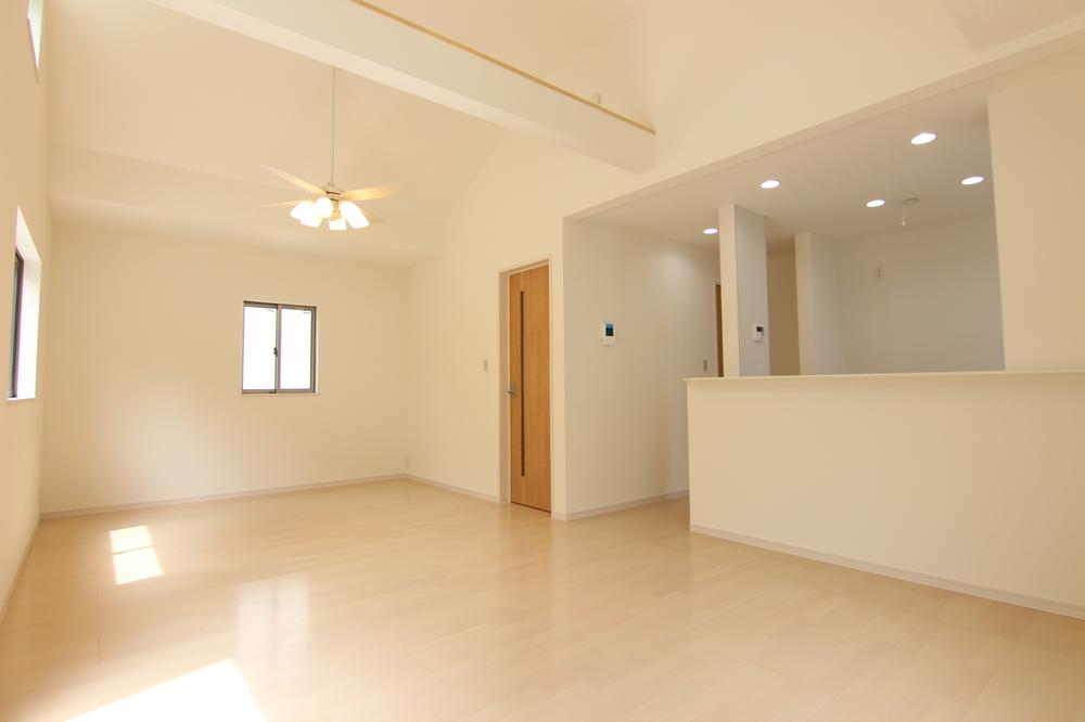 Same specifications photos (living). ● 27 Building Living example of construction