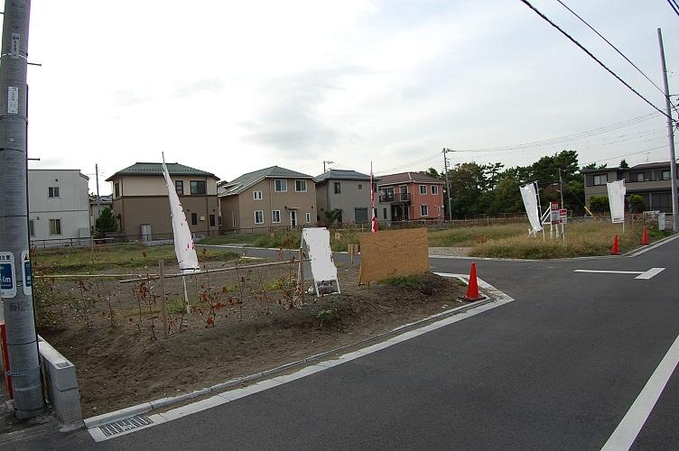 Local photos, including front road. Local (10 May 2012) shooting