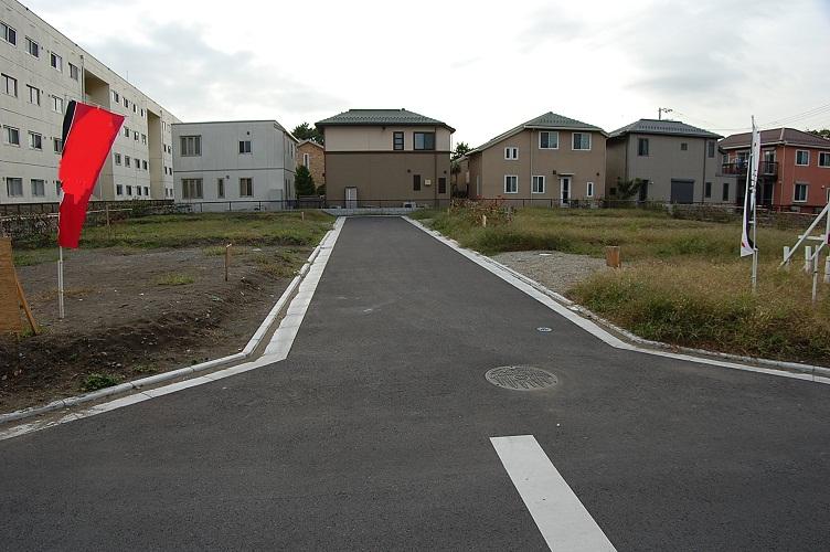 Local photos, including front road. Local (10 May 2012) shooting