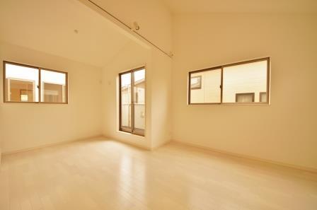 Living. Indoor (10 May 2013) Shooting, Windows are many bright living.