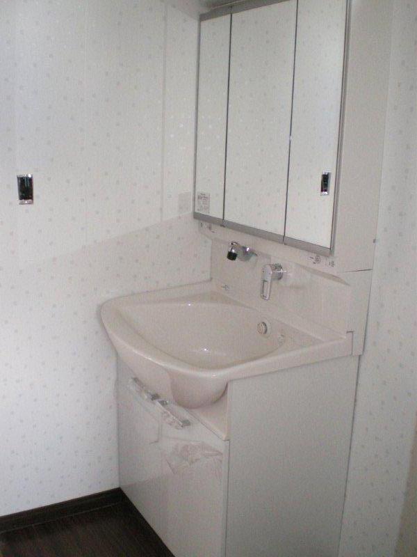 Same specifications photos (Other introspection). Wash basin you can use clean because the back of the mirror is in storage.