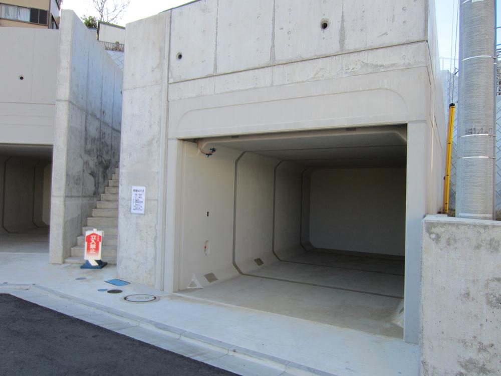 Local photos, including front road. Built-in garage will be able to protect the car from the wind and rain. You can play equipment also housed children. 56 Building