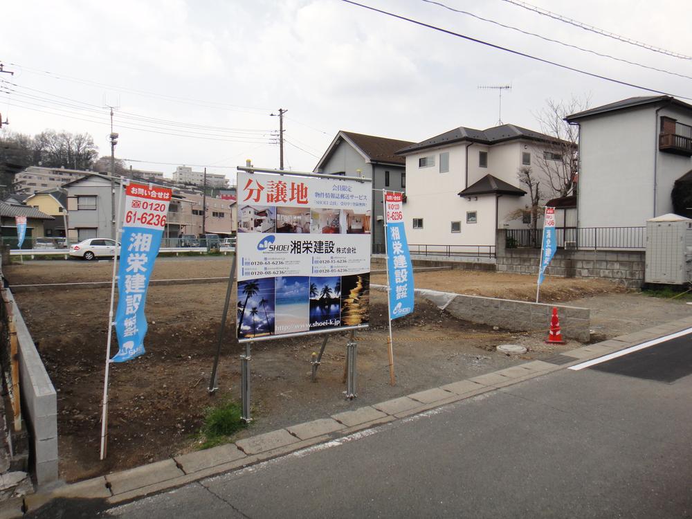 Local photos, including front road. Because it is all compartment shaping land, It is building easy to partition