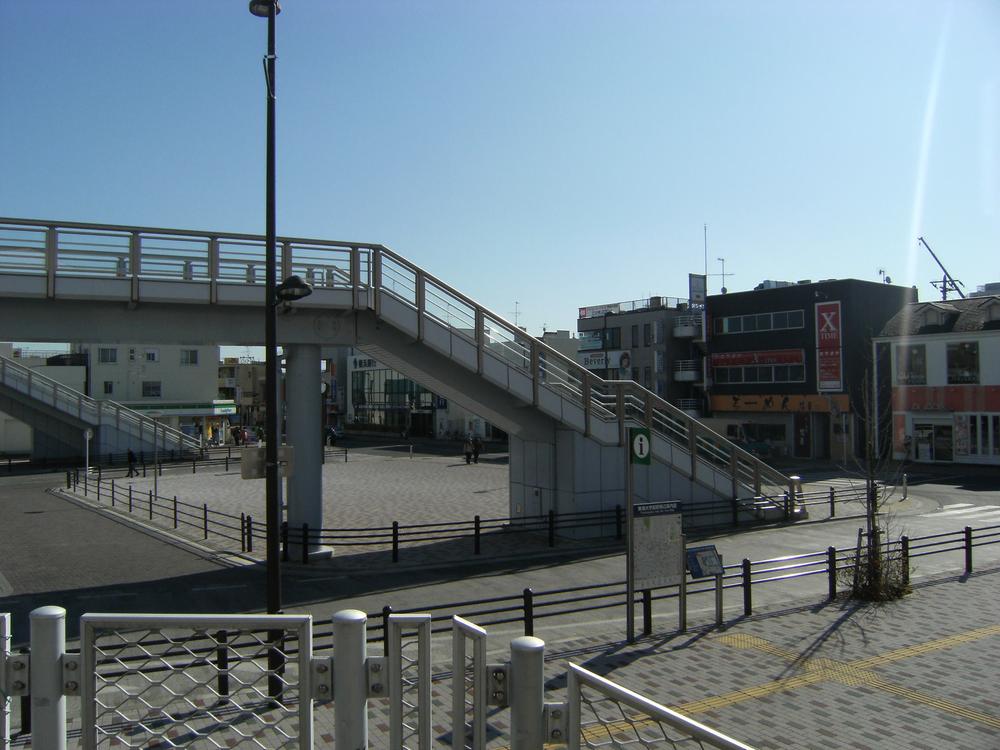 Streets around. Bustling station rotary