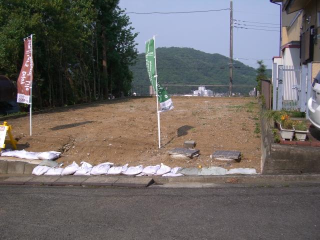 Local photos, including front road. Local (July 2012) shooting