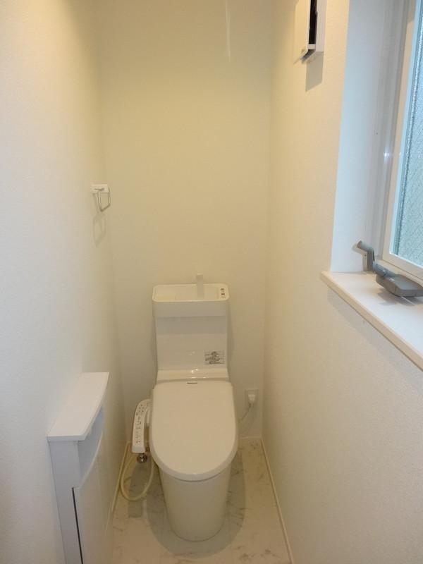 Toilet. Indoor (May 18, 2013) Shooting