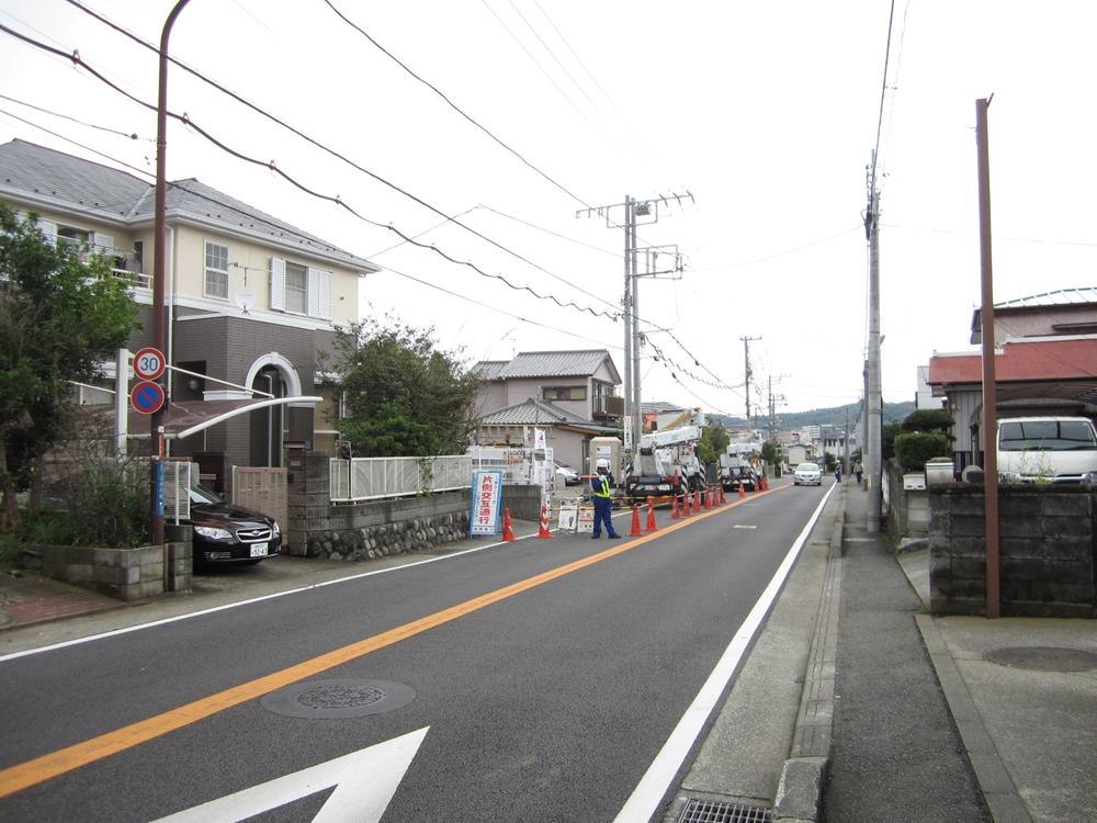 Local photos, including front road. Front road 9m or more!