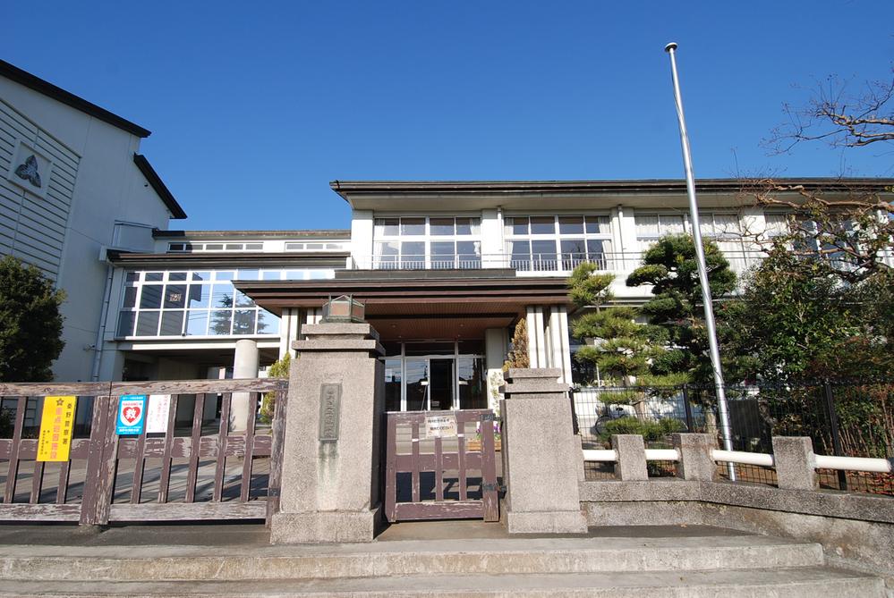 Primary school. Hon until elementary school 2000m