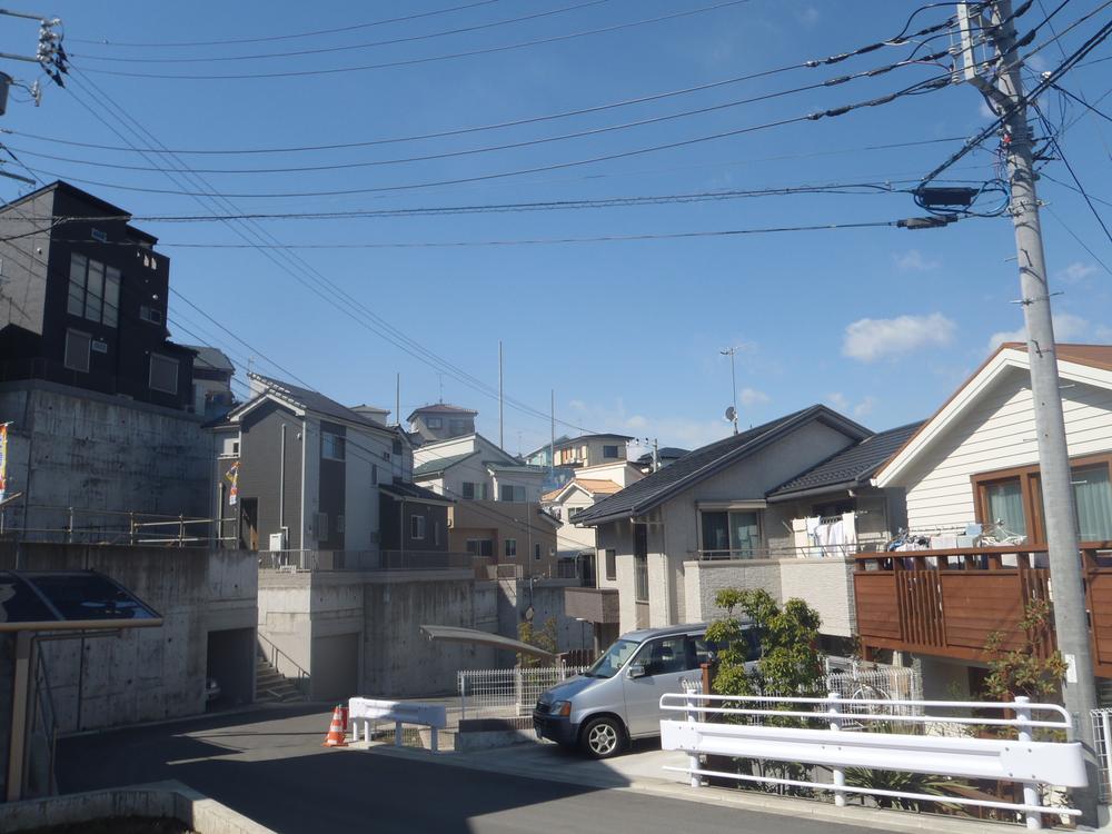 Built-in garage will be able to protect the car from the wind and rain. You can play equipment also housed children. Sale already the city average