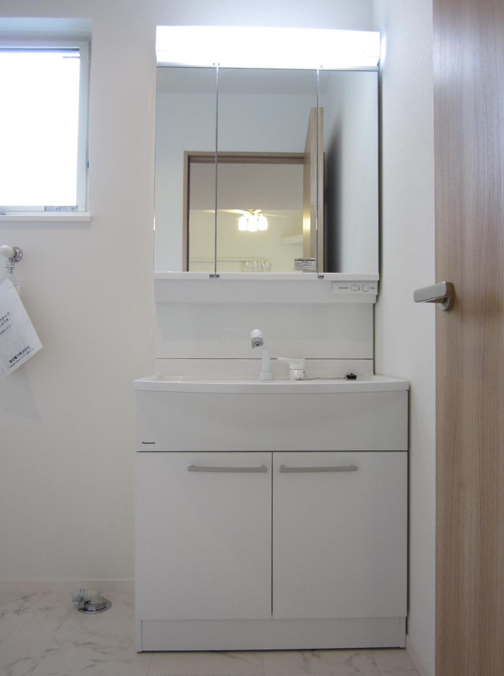 Wash basin, toilet. Washbasin with shower