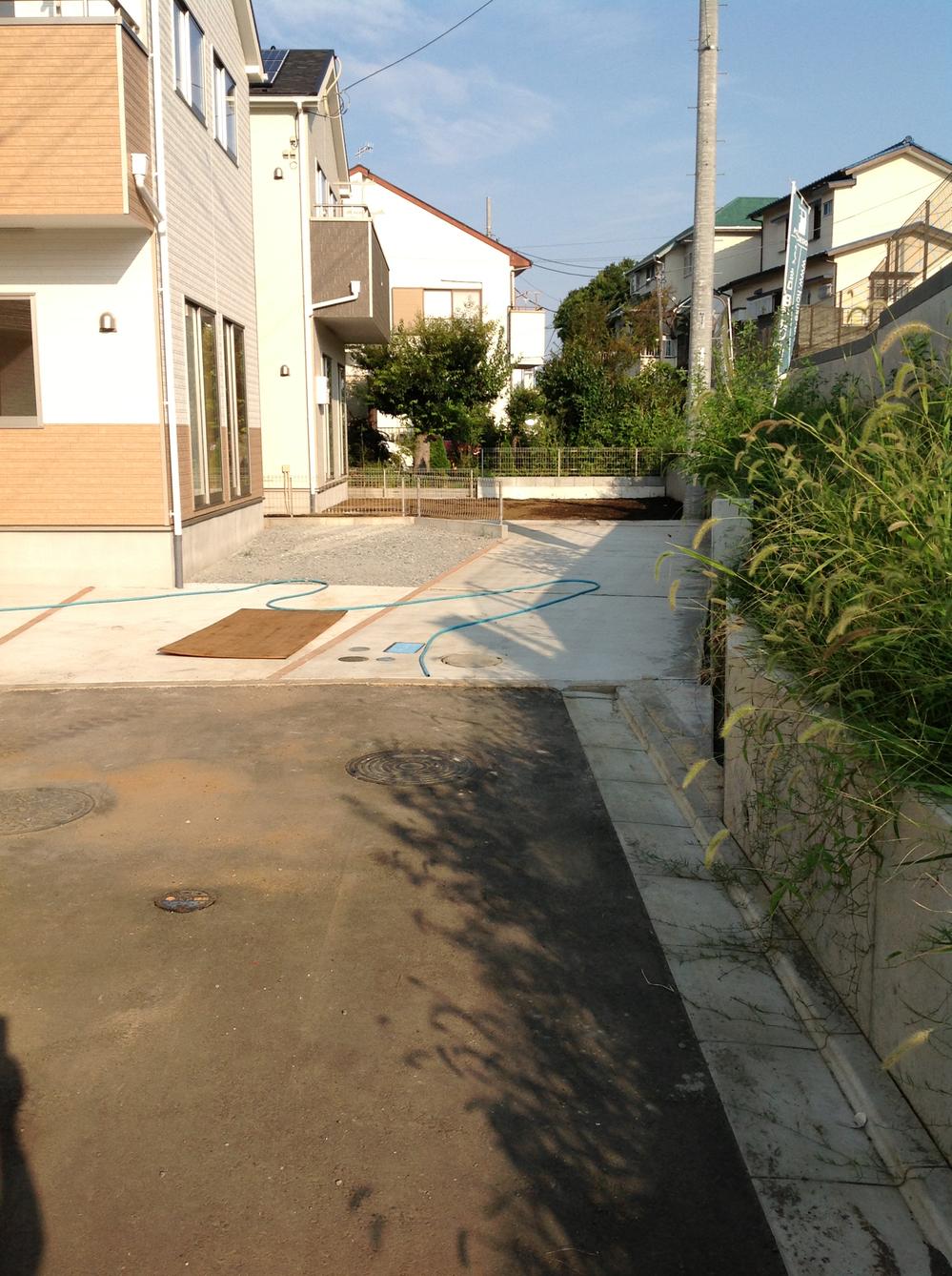 Local photos, including front road. South-facing front road (08 May 2013) Shooting