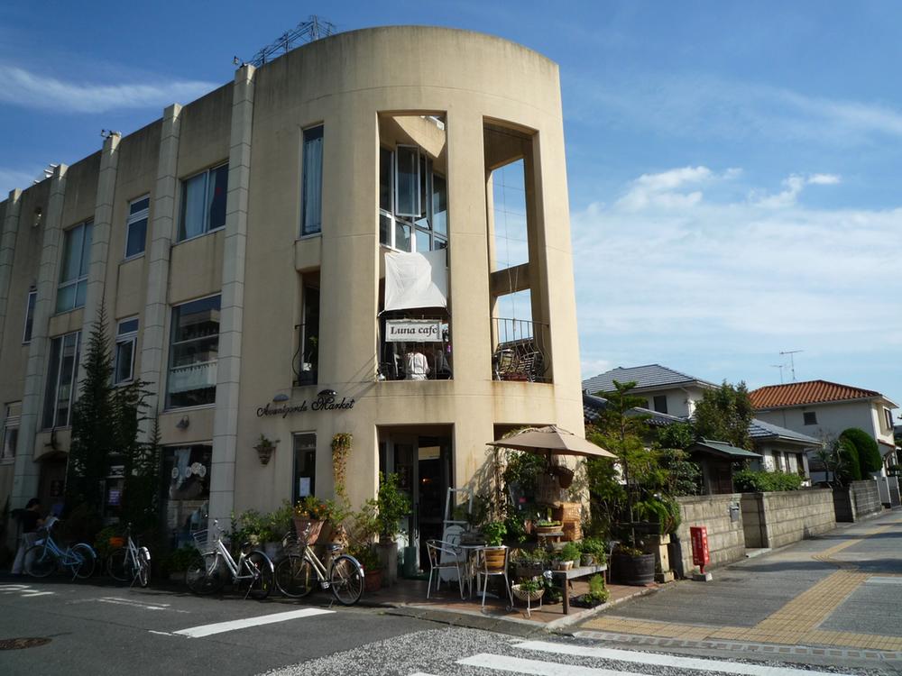 Streets around. Popularity of miscellaneous goods and cafe 200m local to Runakafe. Lunch is also popular with local wife.