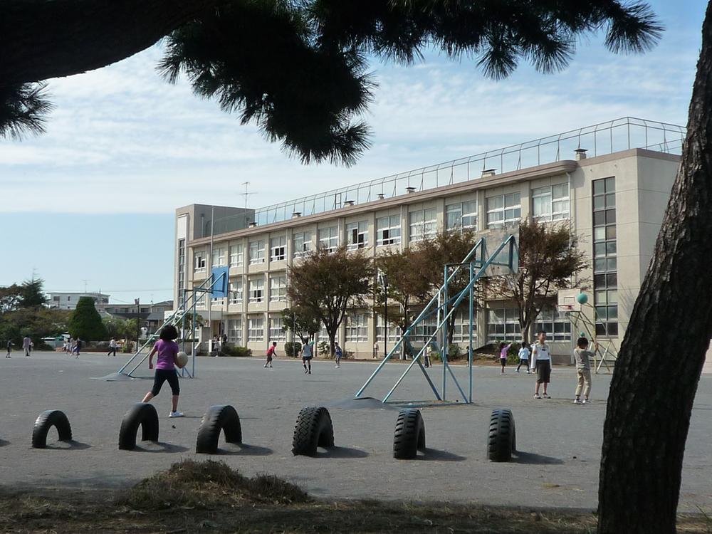 Primary school. A 3-minute walk from the 240m field to the port elementary school. We sounded spirited children of voice is on the south side schoolyard. Above all closer every day of school.
