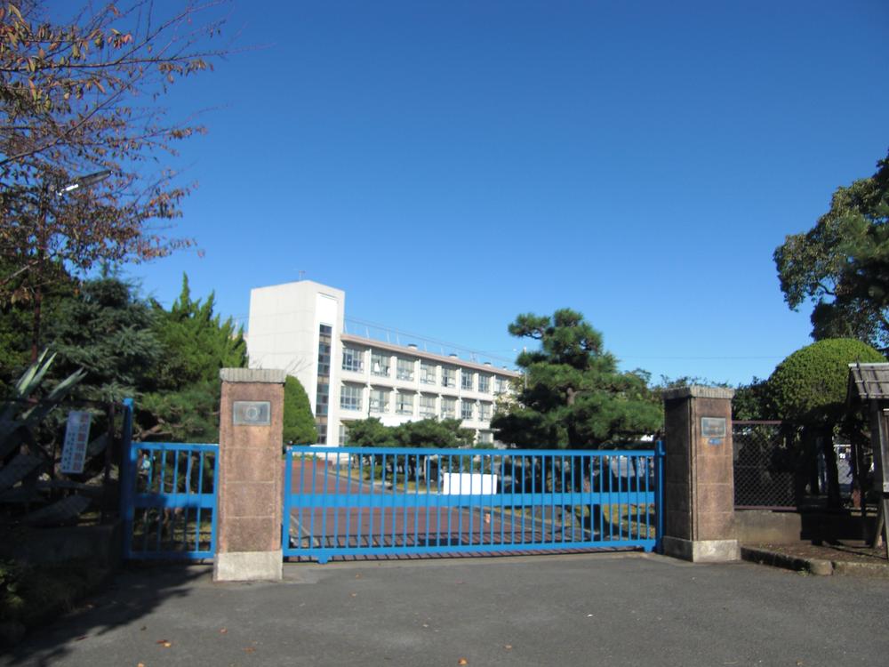 Primary school. 730m from the harbor elementary school