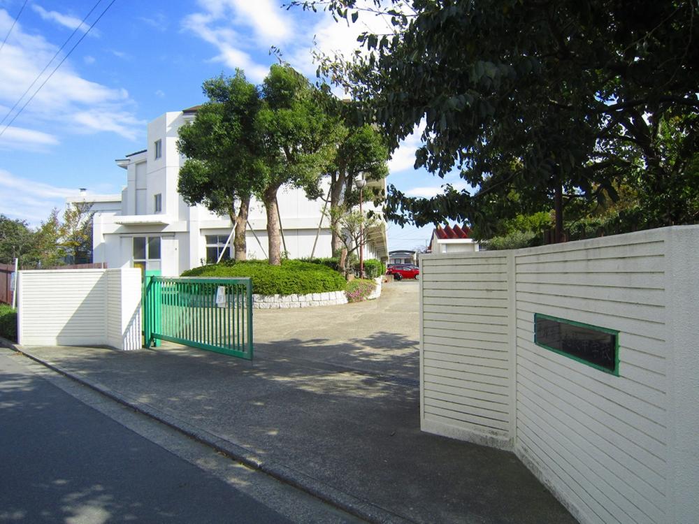 Junior high school. 713m until Hiratsuka Municipal Asahiryou junior high school