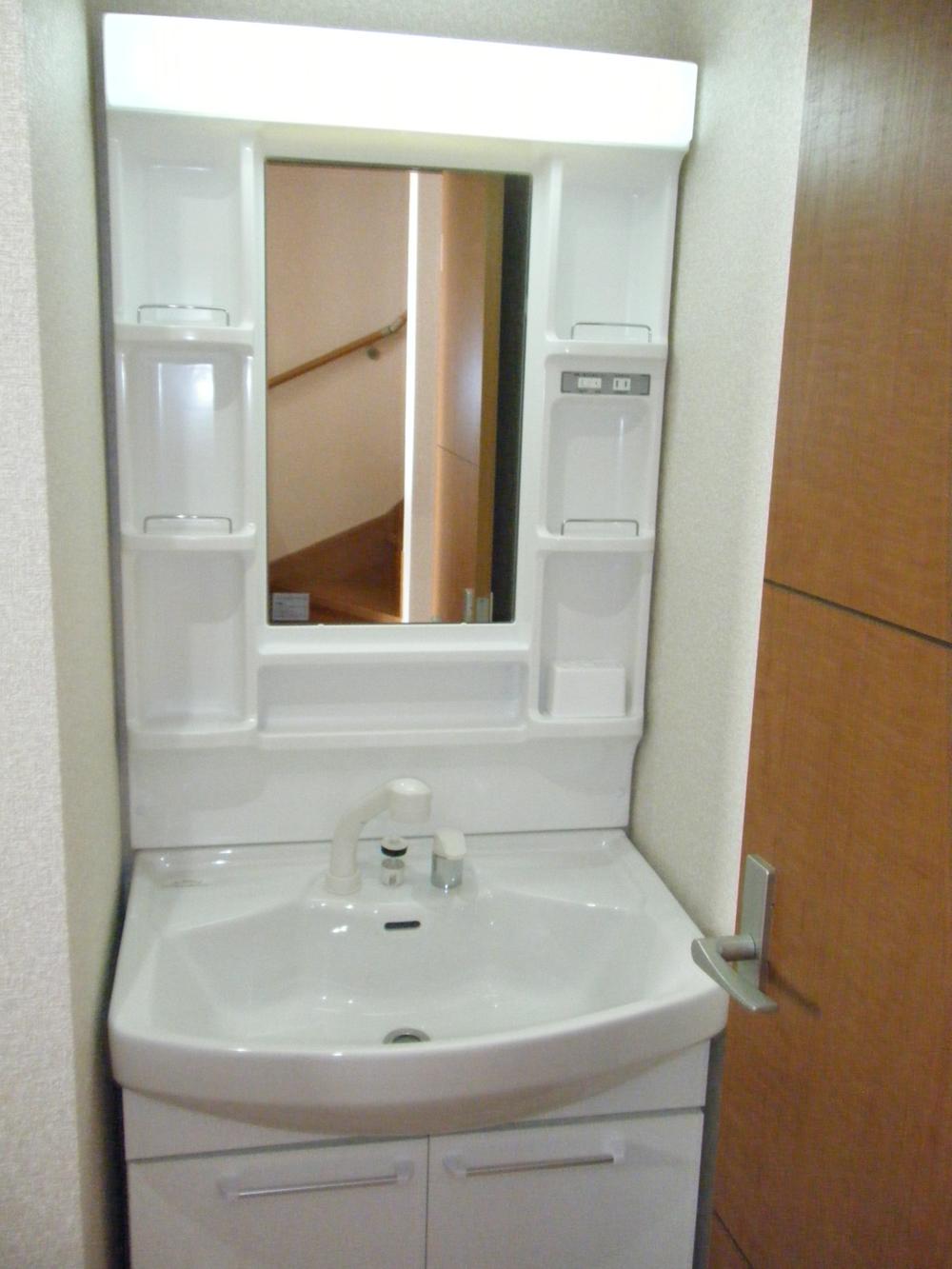 Wash basin, toilet. Shower Dresser