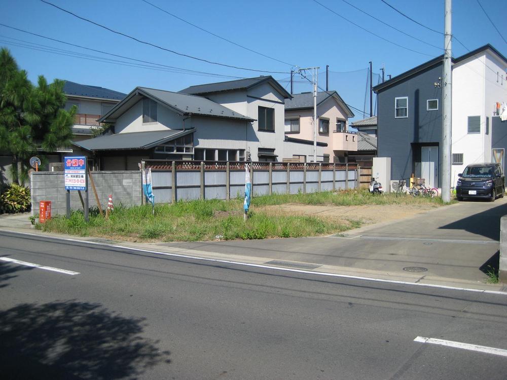 Local photos, including front road. Local (July 2011) shooting