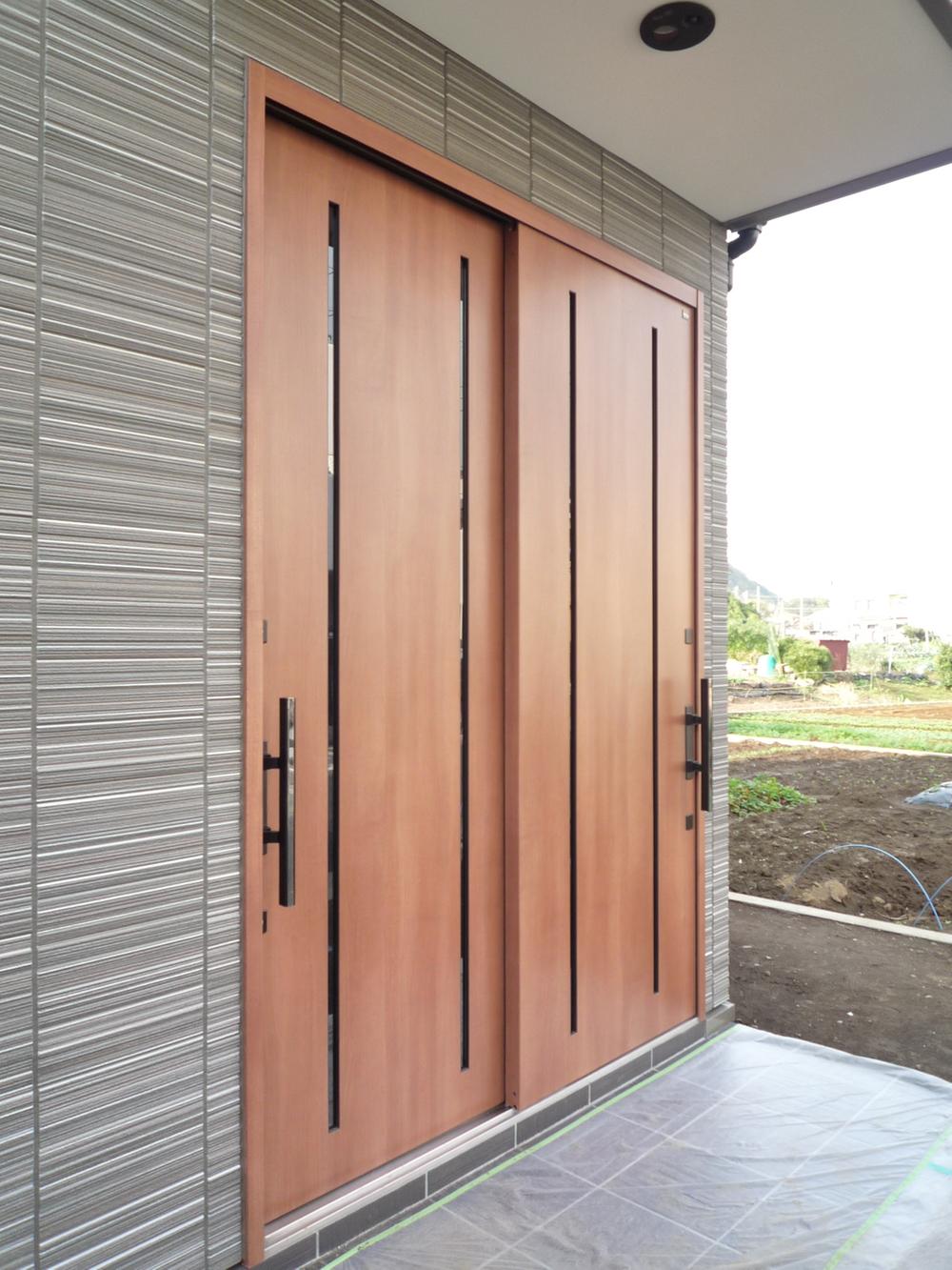 Building plan example (exterior photos). Spacious entrance of difference Pull Entrance