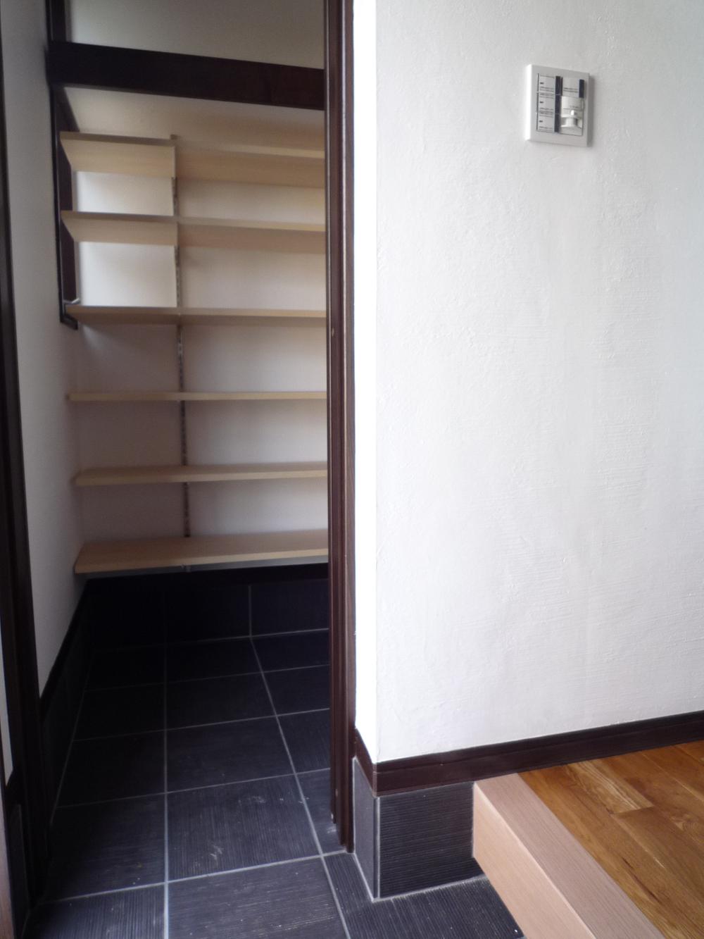 Building plan example (introspection photo). Handy shoe closet in the foyer next to