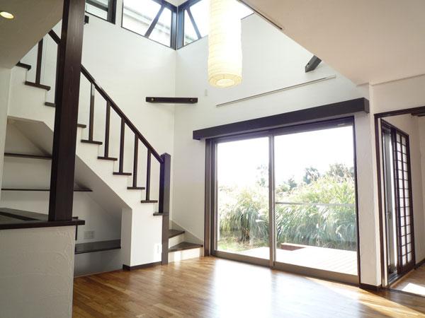 Building plan example (introspection photo). Bright sun-drenched living room