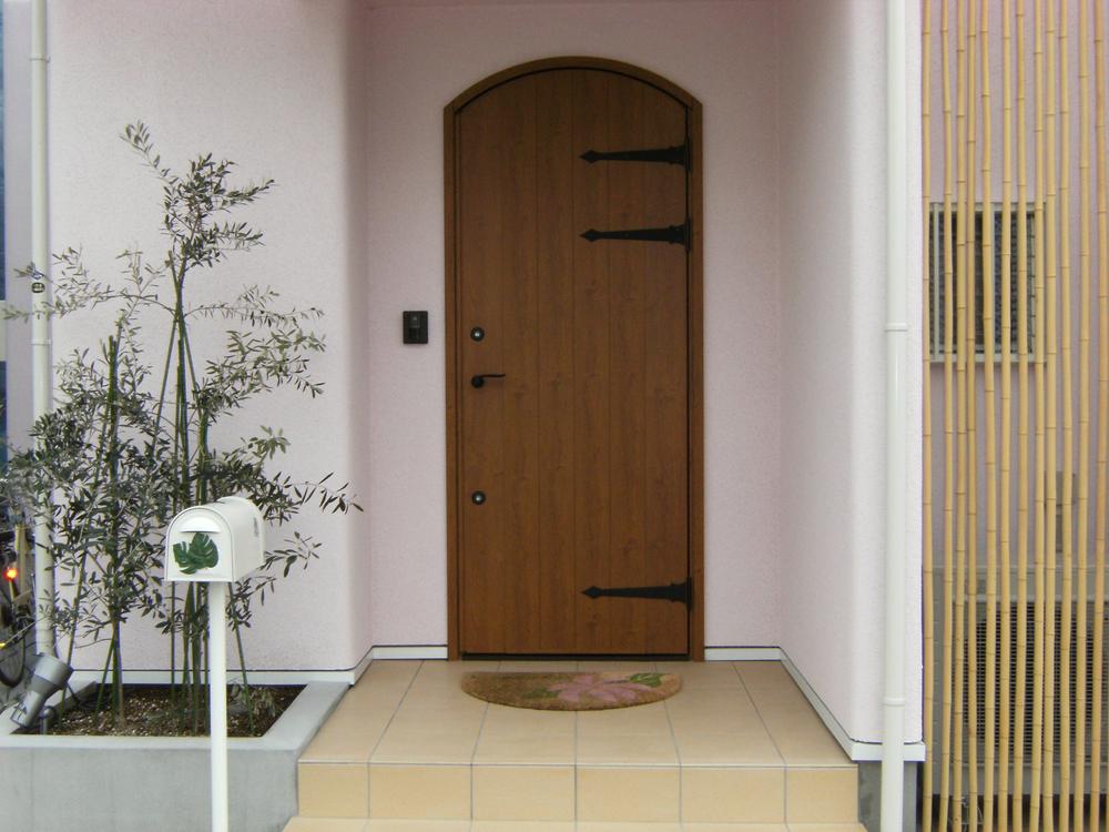 Building plan example (exterior photos). Entrance approach of Hawaiian taste