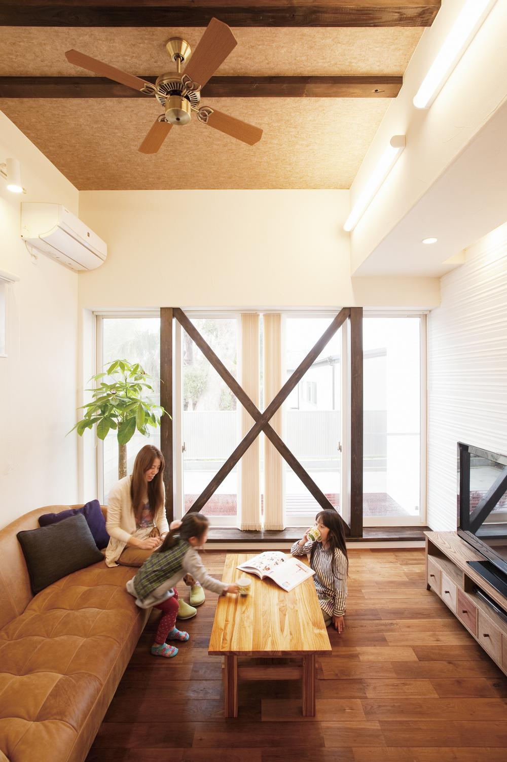 Building plan example (introspection photo). Bright living room