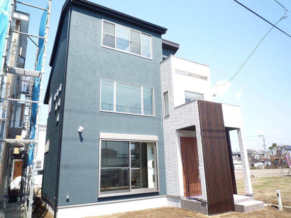 Building plan example (exterior photos). Clean stylish appearance of contrast