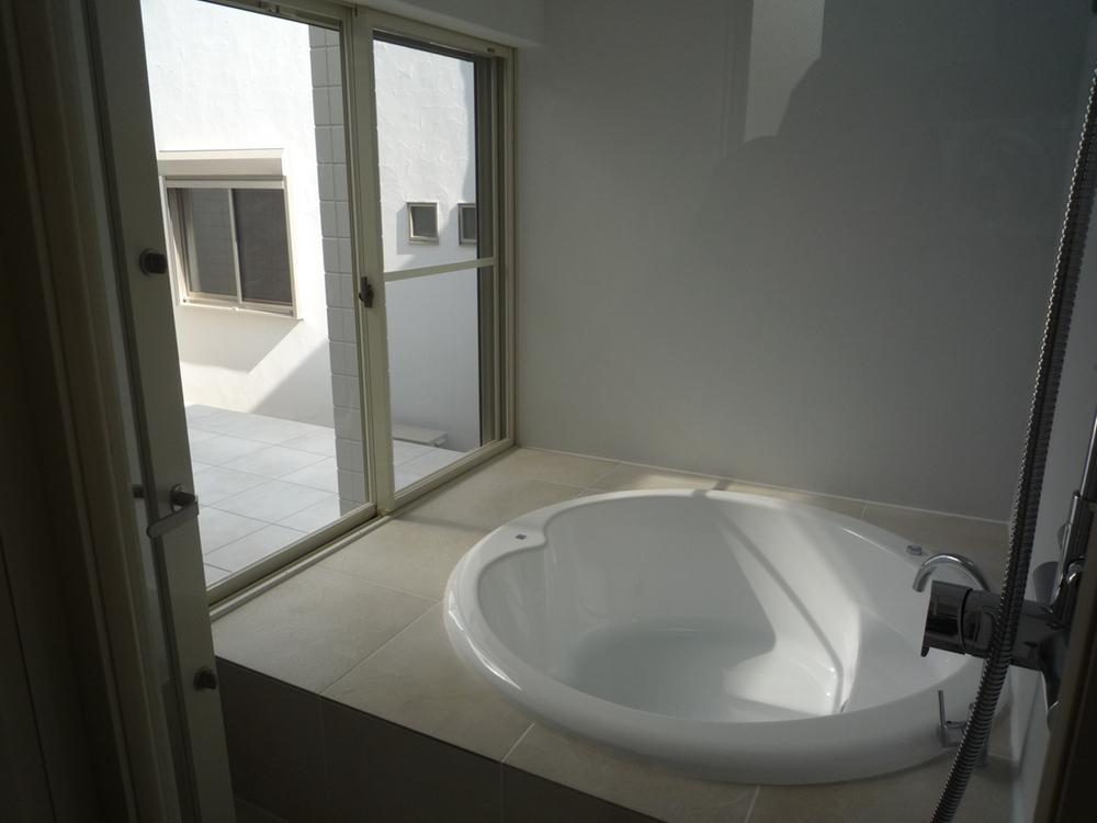 Building plan example (introspection photo). Round shape of the bath prejudice. We propose a free design houses to suit the lifestyle. 