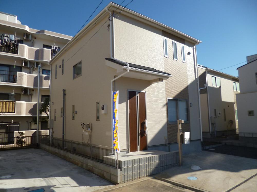 Local appearance photo. Local (12 May 2013) Shooting 3 Building ◎ green rich and living environment is good ☆ ◎ is two Allowed whole building car space!