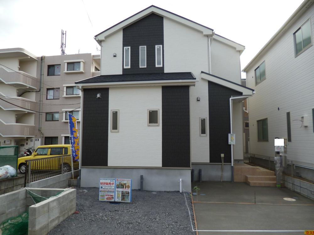 Local appearance photo. Building 2