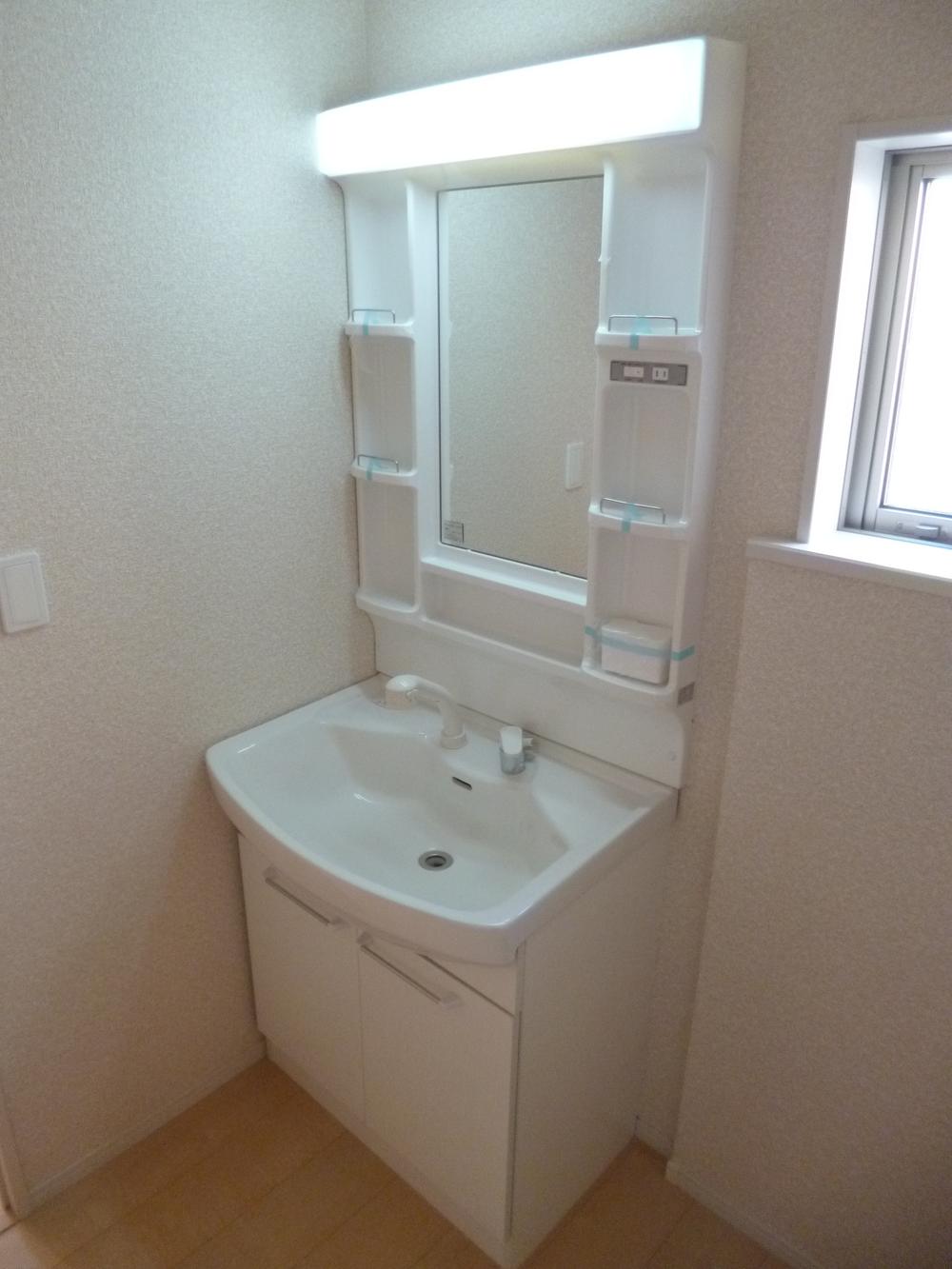 Wash basin, toilet. Shower Dresser