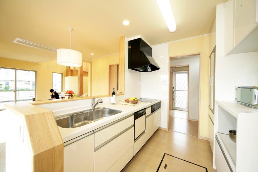 Building plan example (introspection photo). Face-to-face kitchen where you can enjoy a conversation with your family, even while cooking Building price 14.9 million yen, Building area 109.09 sq m