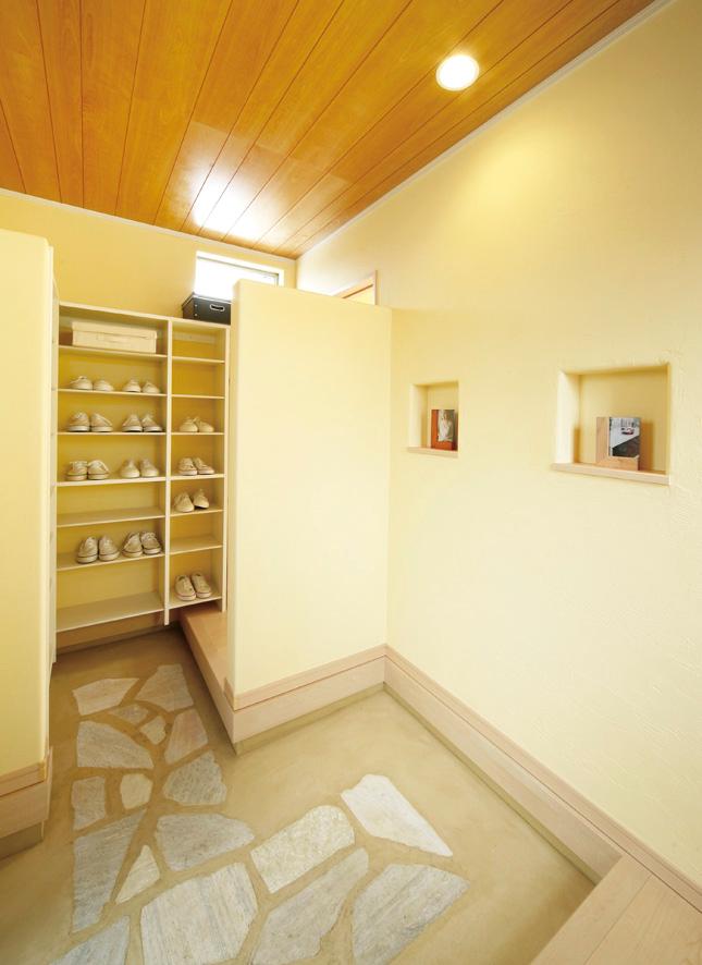 Building plan example (introspection photo). Entrance next to the entrance side closet is neat golf back of Papa also children's toys.