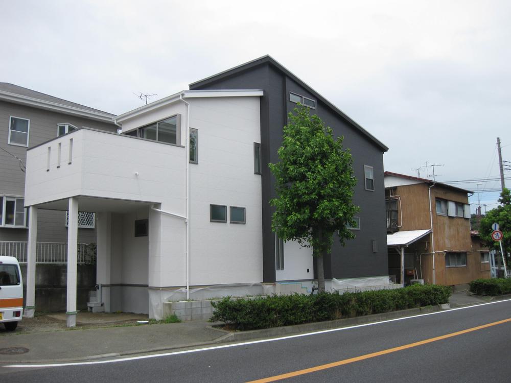 Building plan example (exterior photos). Simple modern housing