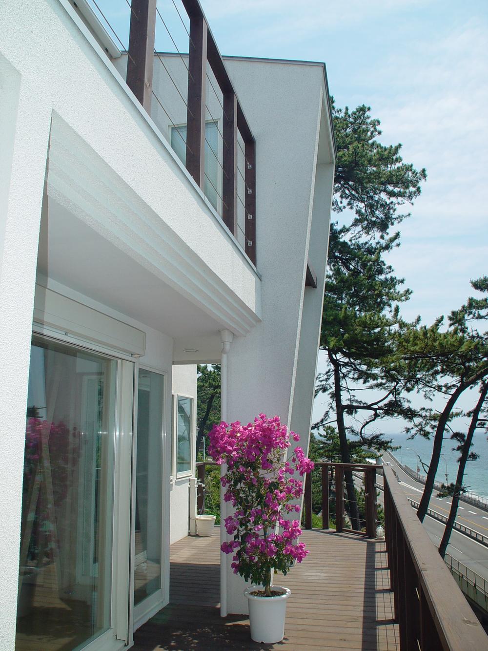 Building plan example (exterior photos). White appearance to match the blue sky of Shonan