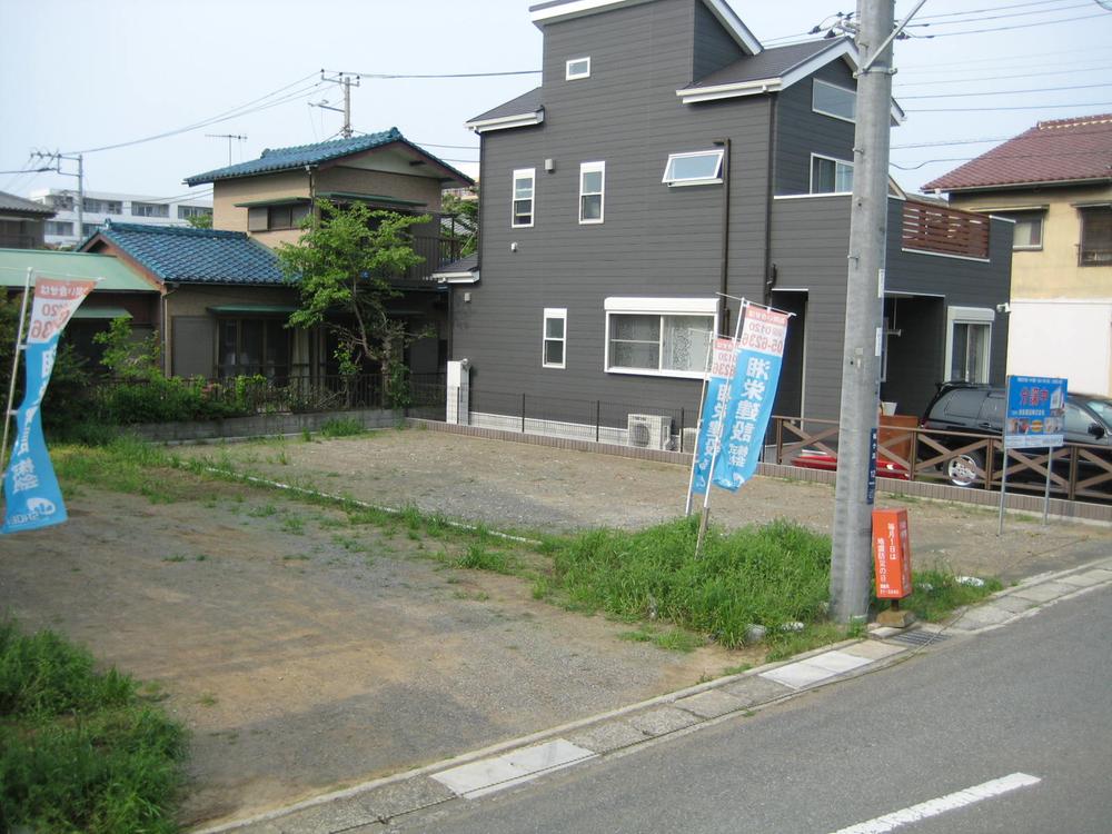 Local photos, including front road. Local shaping areas of the south road