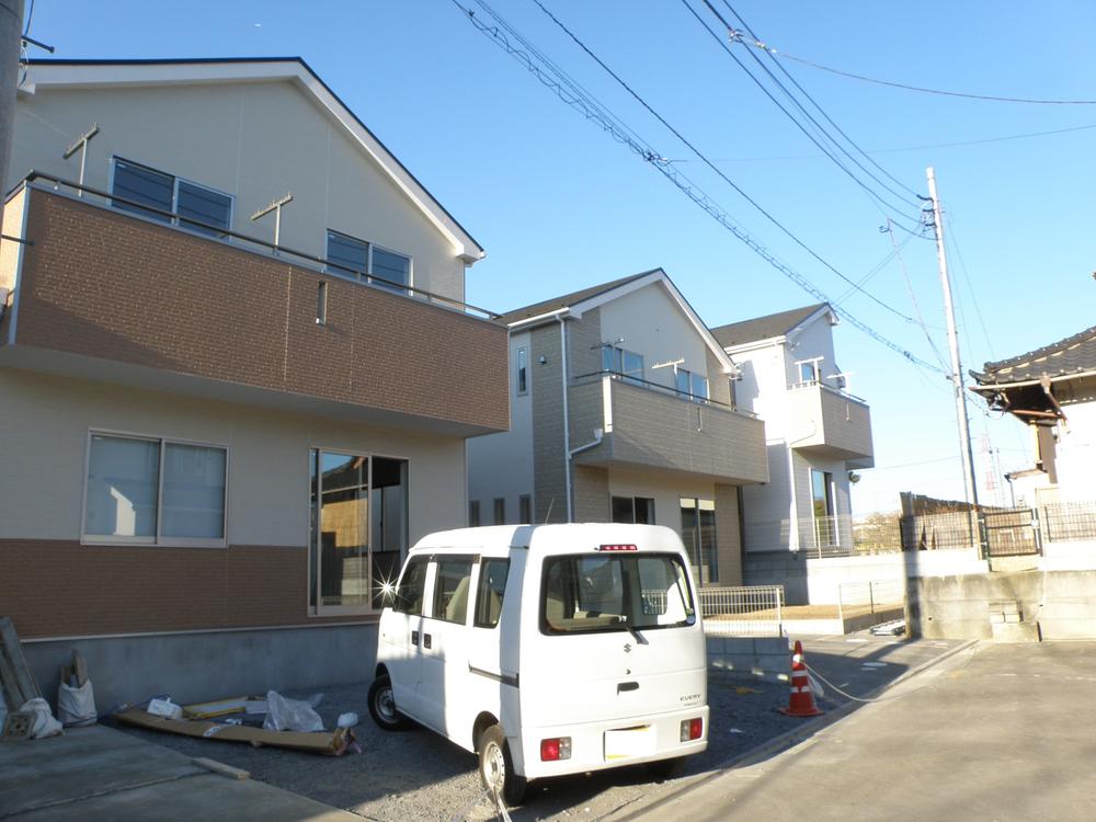 Local photos, including front road. Local (12 May 2013) Shooting