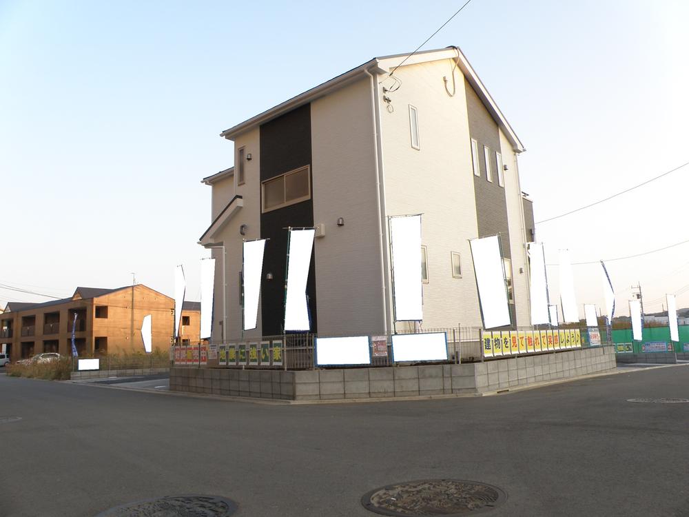 Local photos, including front road. Local (11 May 2013) Shooting