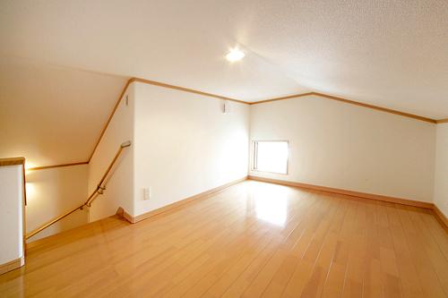 Building plan example (introspection photo). Agareru storage space at a fixed staircase that effectively utilize the attic. It is likely space becomes a playground for children.  Price 14.4 million yen, Building area 95.87 sq m