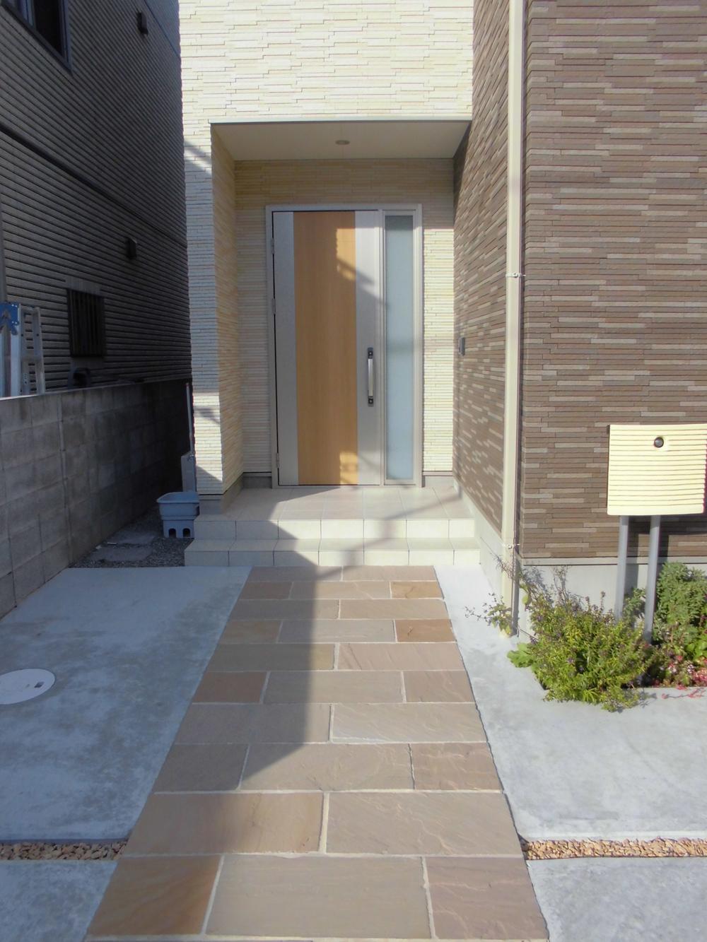 Entrance. Local (December 13, 2012) Shooting