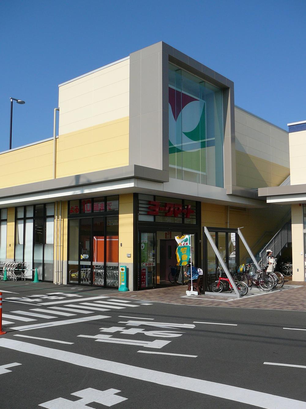 Supermarket. York Mart Namwon to the store 918m