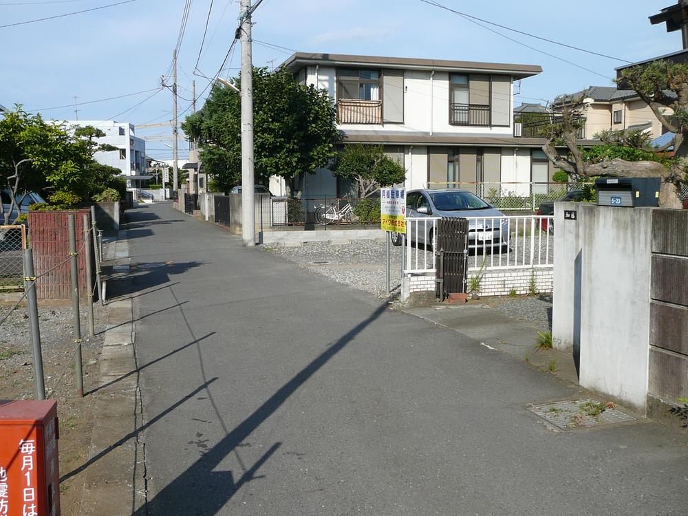 Local photos, including front road. Since the traffic volume is also small in the quiet residential area You can live in peace.