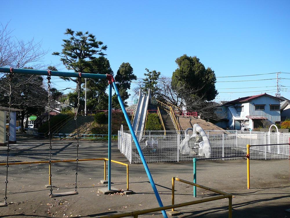 park. Walking is a large park that has been the hotel to the shrine of about 3 minutes. Also has pool is open at croquet of space and summer months. There is of course also play equipment.