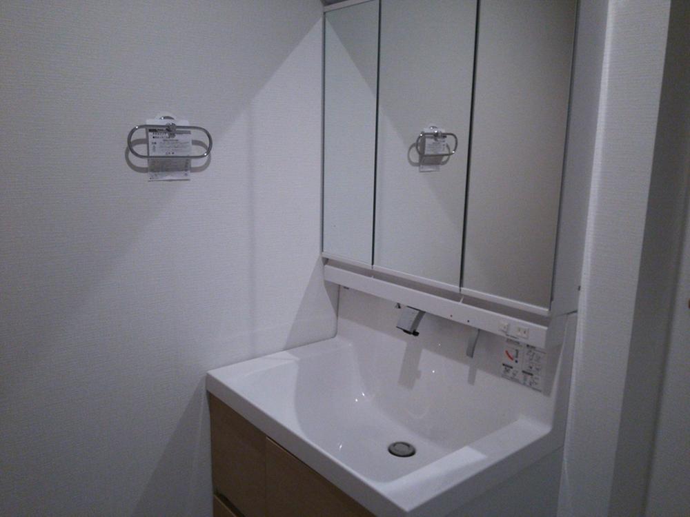 Wash basin, toilet. Indoor (10 May 2013) Shooting